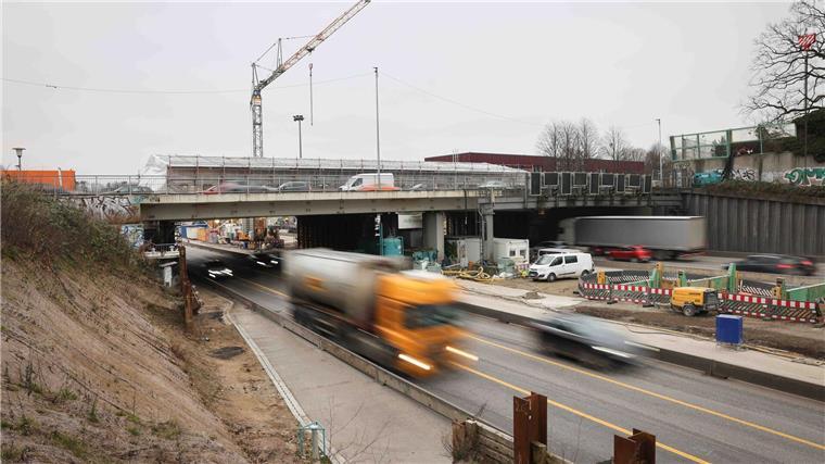 A7-Elbtunnel am Wochenende wegen Brückenabrisses gesperrt Der Verkehr fließt auf der Autobahn A7 unter der Brücke Behringstraße kurz vor dem Elbtunnel.