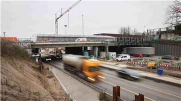 Der Verkehr fließt auf der Autobahn A7 unter der Brücke Behringstraße kurz vor dem Elbtunnel.
