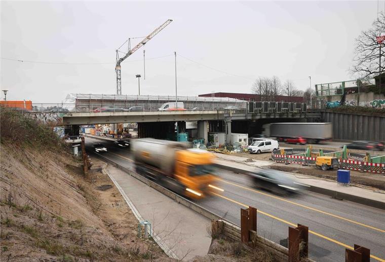 A7-Elbtunnel am Wochenende komplett gesperrt Der Verkehr fließt auf der Autobahn A7 unter der Brücke Behringstraße kurz vor dem Elbtunnel.