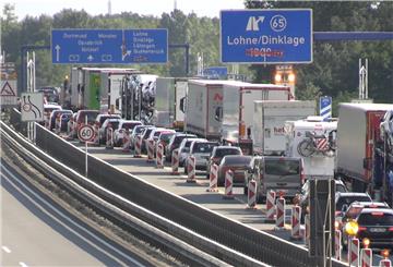 Der Verkehr staute sich auf der A1 nach einem Unfall zwischen Lohne und Holdorf bereits am Montag.
