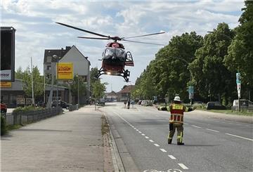 Der verletzte Arbeiter wurde von einem Rettungshubschrauber abgeholt.