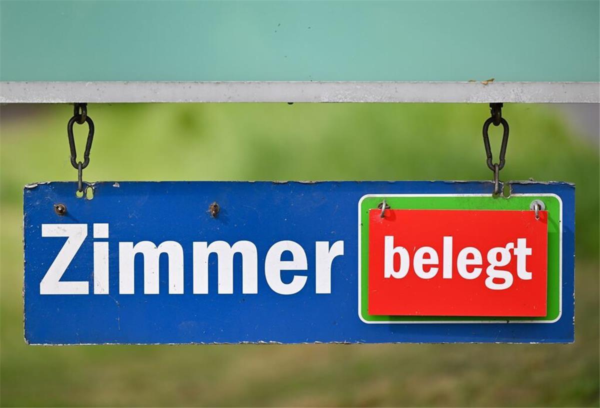 Ein Schild mit der Aufschrift „Zimmer belegt“. 