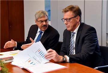 Der Versuch von Oberbürgermeister Melf Grantz (links), die Gehaltserhöhung für Polizeichef Harry Götze absegnen zu lassen, ist vorerst gescheitert.