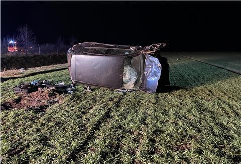 Der verunfallte Golf auf dem Acker: Am Freitagabend kam es auf der A1 zwischen den Anschlussstellen Heidenau und Sittensen zu einem schweren Verkehrsunfall.