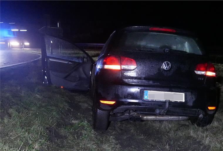 Bockel: Betrunkener Autofahrer flüchtet von Unfallstelle Der verunglückte VW Golf steht in der Ausfahrt Bockel.