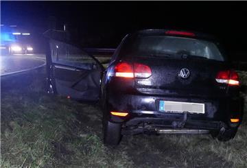 Der verunglückte VW Golf steht in der Ausfahrt Bockel.