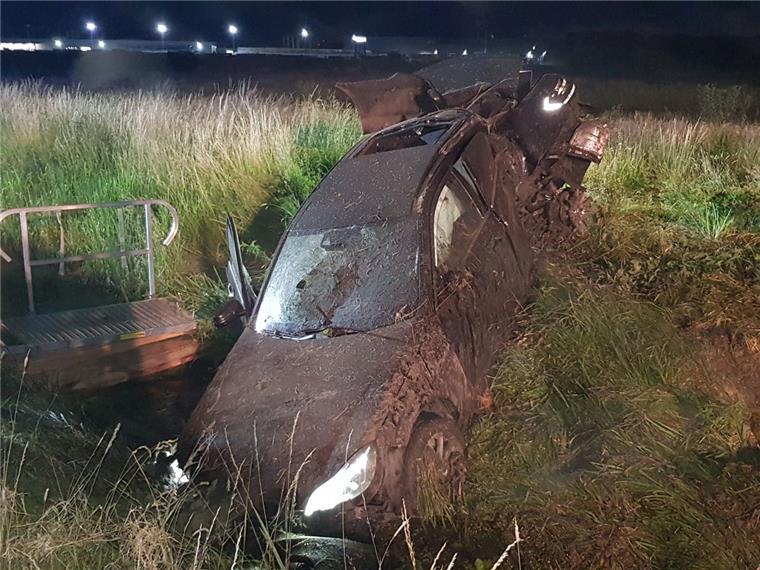 Unfall in Brake: Verletzter beschimpft Rettungskräfte Der verunglückte Wagen war im Graben zum Stehen gekommen.