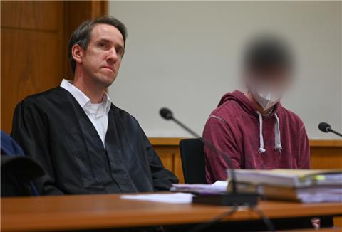Der verurteilte Mörder (r) der elfjährigen Lena sitzt vor Prozessbeginn im Landgericht neben seinem Pflichtverteidiger Johannes Mann