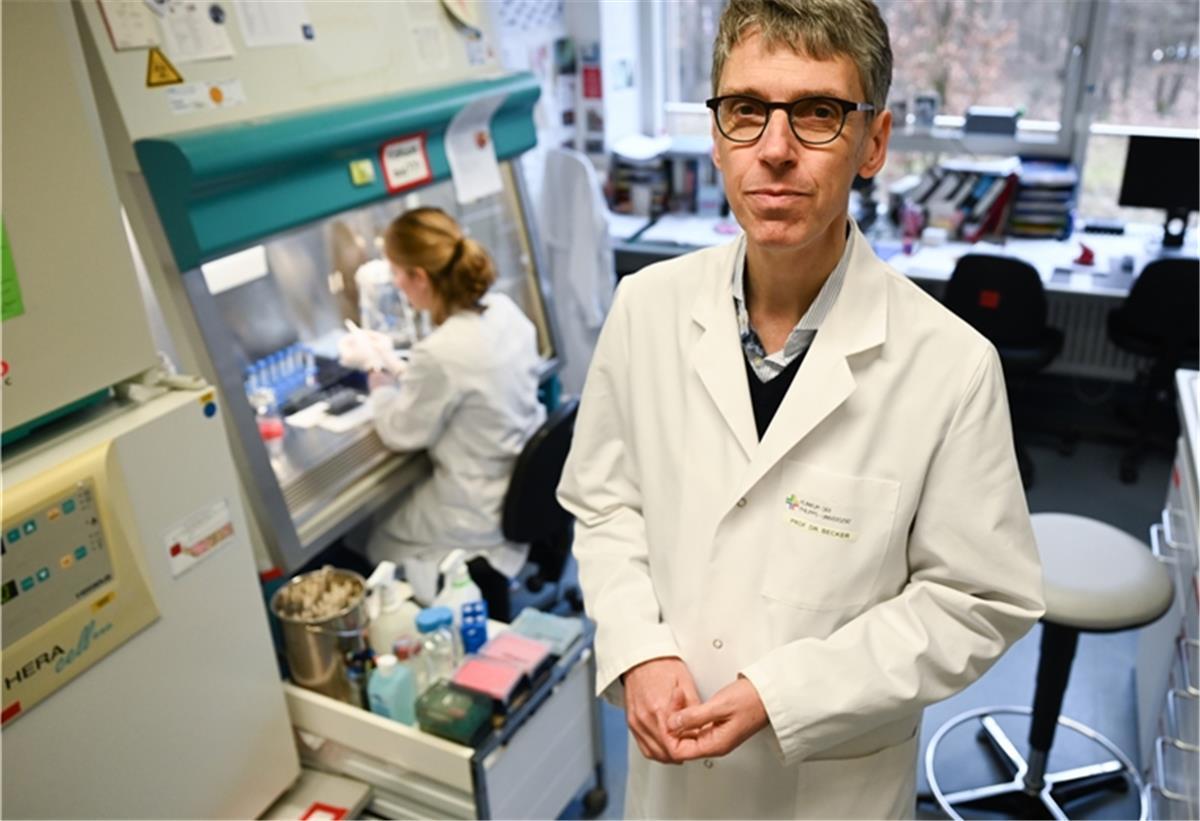 Der Virologe Professor Stephan Becker leitet das Institut für Virologie an der Uni Marburg in Hessen und forscht an einem Impfstoff gegen das Coronavirus.