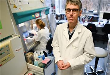 Der Virologe Professor Stephan Becker leitet das Institut für Virologie an der Uni Marburg in Hessen und forscht an einem Impfstoff gegen das Coronavirus.