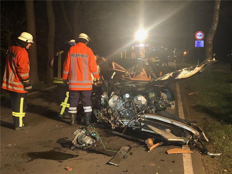 Porsche kracht bei Sittensen gegen Baum: Fahrer schwer verletzt Der völlig zerstörte Porsche nach dem Unfall. Warum er gegen einen Baum krachte, ist noch unklar.
