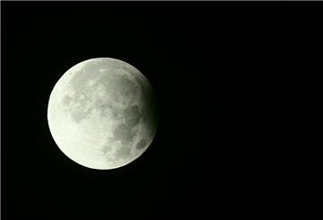 Der volle Mond steht teilweise im Schatten der Erde. Man sieht am rechten Rand die partielle Mondfinsternis. Der Erntemond steht der Erde sehr nahe und wird deswegen auch Supermond genannt.