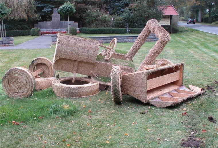 Der von Bürgern ehrenamtlich zum Erntedankfest gebaute und jetzt zerstörte Traktor mit Sämaschine.