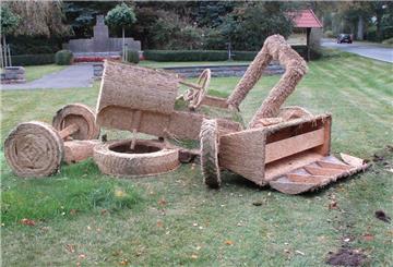 Der von Bürgern ehrenamtlich zum Erntedankfest gebaute und jetzt zerstörte Traktor mit Sämaschine.