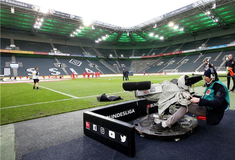 Maskenpflicht bei Fußballspielern: Vorschlag ist vom Tisch Der Vorschlag aus dem Arbeitsministerium, dass Fußballspieler mit Maske spielen sollen, ist abgelehnt worden - als nicht praktikabel.