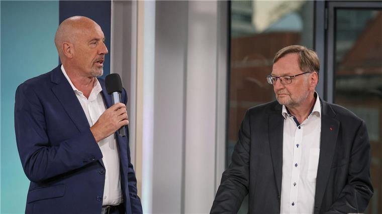 Der Vorsitzende der Bremer SPD, Reinhold Wetjen (r), und der ehemalige Spitzenkandidat der CDU Bremen, Carsten Meyer-Heder (l), stehen am Abend des Wahltages in der Bürgerschaft im Wahlstudio der ARD.