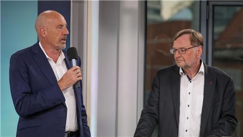 Der Vorsitzende der Bremer SPD, Reinhold Wetjen (r), und der ehemalige Spitzenkandidat der CDU Bremen, Carsten Meyer-Heder (l), stehen am Abend des Wahltages in der Bürgerschaft im Wahlstudio der ARD.