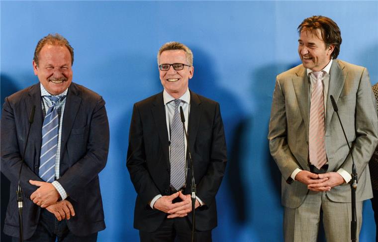Der Vorsitzende der Gewerkschaft Verdi, Frank Bsirske (links), Bundesinnenminister Thomas de Maiziere (CDU) und Thomas Böhle, Präsident des kommunalen Arbeitgeberverbands (VKA):  Die Gremien von Gewerkschaften und Arbeitgebern stimmten einer insgesamt fast fünfprozentigen Lohnerhöhung zu. Neue Streiks sind damit abgewendet. 