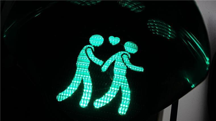 Der Vorsitzende Richter sagt: Es sei nicht erkennbar, dass der Kläger durch die Ampelmännchen in seinen Rechten verletzt werde.