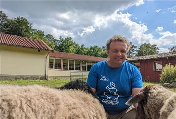 Der Vorsitzende Sönke Hofmann liebt seine Tiere - und muss sich doch weggeben. Archivfoto: Andreas Palme