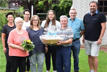 Der Vorstand des SV Nordenham überraschte den Turntrainer zu Hause. Von links: Ulrike Buchholz, Wolfgang Stellings Frau Rosita, Birgit Ehmann, Wolfgang Stellings Tochter Susanne Filzmoser, Wolfgang Stellings Enkelin Kea Filzmoser, Wolfgang Stelling, Friedrich Holzreiter und Stefan Plewka.
