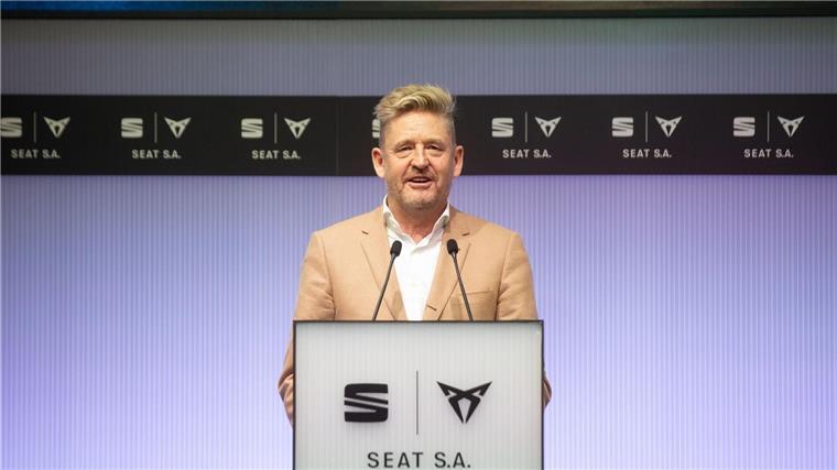 Der Vorstandsvorsitzende von Seat und Cupra, Wayne Griffiths, hält eine Rede.