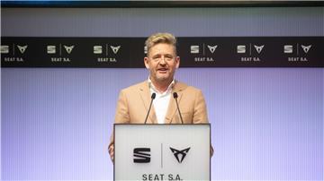 Der Vorstandsvorsitzende von Seat und Cupra, Wayne Griffiths, hält eine Rede.