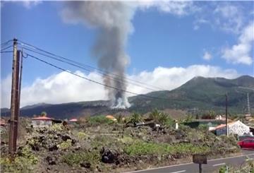 Dieses Videostandbild der Anwohnerin Carlota Manuela Martin Fuentes zeigt den Vulkanausbruch auf La Palma.