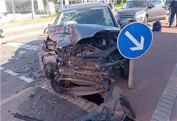 Der VW Golf des mutmaßlichen Unfallverursachers wurde stark beschädigt.