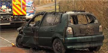 Der VW Polo ist bei dem Unfall kopfüber in einen Wassergraben gestürzt. 