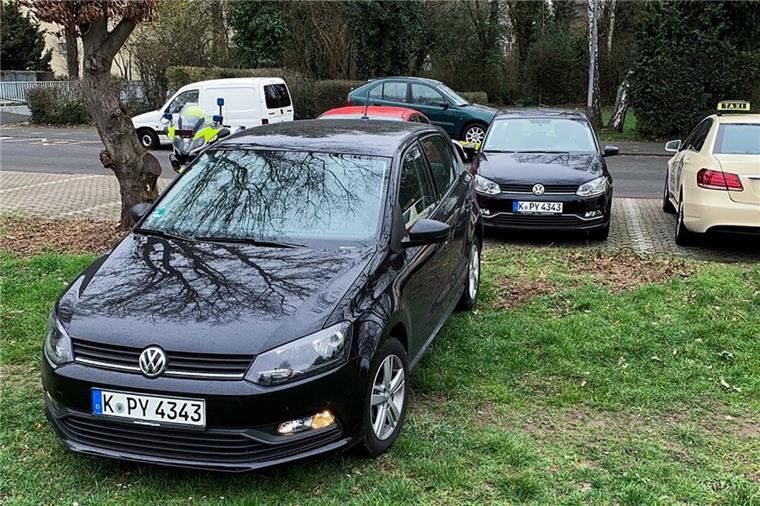 Der VW Polo von Taxiunternehmer Adem Altay steht in Köln vor einer Kopie seines Autos.