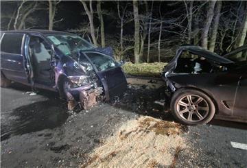 Der VW Sharan (links) kam von der Fahrbahn ab und prallte frontal auf den BMW.