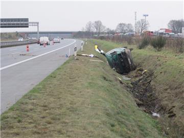Der VW Transporter überschlug sich und blieb auf der Seite liegen.