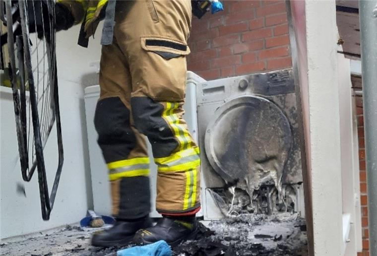 Wäschetrockner nach Feuer auf Balkon.