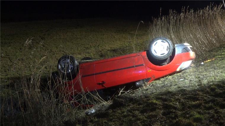 Unfall in der Wesermarsch: Auto landet kopfüber im Graben Der Wagen blieb kopfüber im Graben liegen.