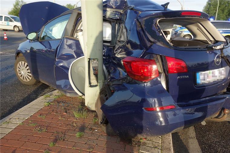 Gefahrgut-Transporter kracht in Auto: Fahranfängerin in Bremerhaven verletzt Der Wagen der jungen Frau wurde bei dem Unfall zerstört.