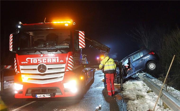Der Wagen der tödlich verletzten Frau hing über der Leitplanke auf der Autobahnbrücke in Geestland.