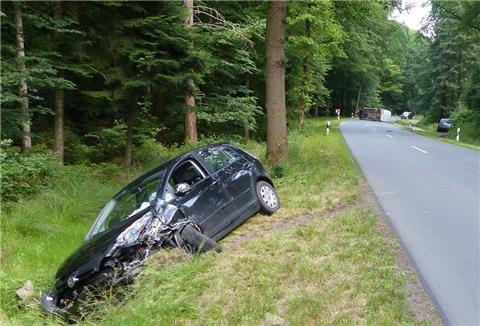 Der Wagen des 70-Jährigen landet nach dem Unfall demoliert im Seitenraum.