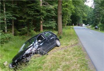 Der Wagen des 70-Jährigen landet nach dem Unfall demoliert im Seitenraum.