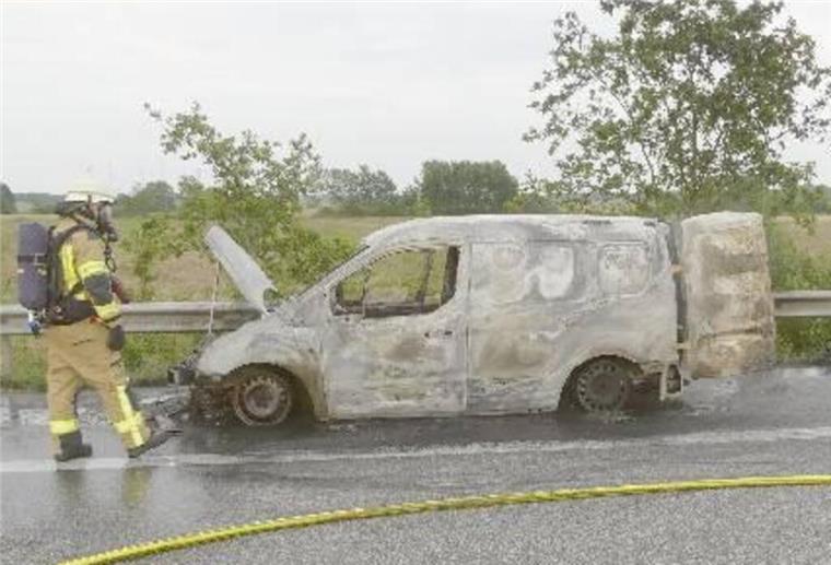 Der Wagen fing vermutlich wegen eines technischen Defekts Feuer.