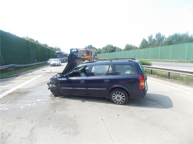 Der Wagen hat nach dem Unfall auf der A27 nur noch Schrottwert. 