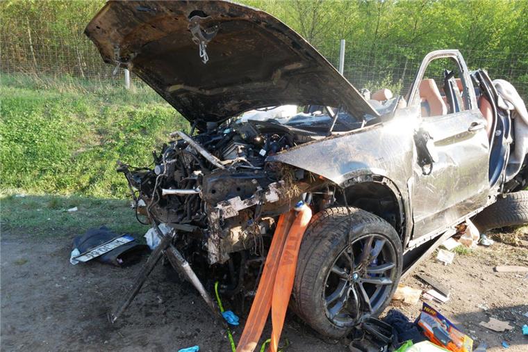Der Wagen wurde bei dem Unfall komplett zerstört.