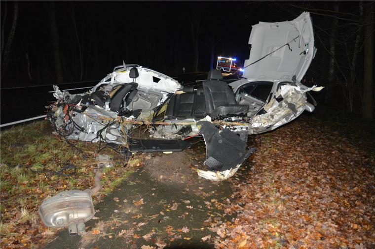 Der Wagen wurde bei dem Unfall nahe Wittorf völlig zerstört. 