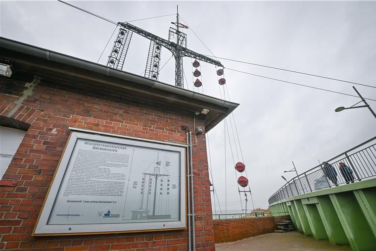 Bremerhaven: Wasserstandsanzeiger soll in Bewegung kommen Der Wasserstandsanzeiger am Weserdeich. Zur Sail soll er wieder den korrekten Wasserstand anzeigen.