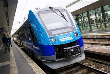 Der Wasserstoffzug bei seinem Zwischenhalt im Hauptbahnhof von Hannover. Er soll 1000 Kilometer mit einer Tankfüllung fahren.