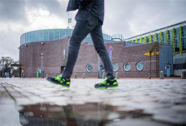 Beine vor der Stadthalle