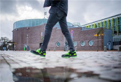 Beine vor der Stadthalle