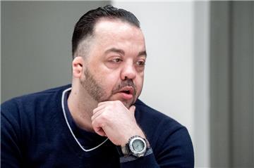 Der wegen Mordes angeklagte Niels Högel sitzt im Gerichtssaal. Wegen Totschlags durch Unterlassen hat die Staatsanwaltschaft Oldenburg fünf ehemalige Vorgesetzte des Patientenmörders Niels Högel angeklagt. 