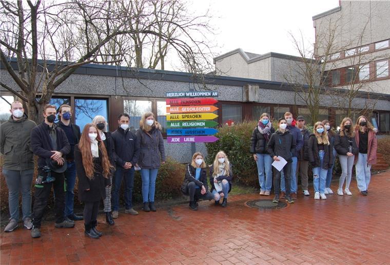 Der Wegweiser mit seinen Botschaften auf den Latten in Regenfarben ist erneuert worden und steht wieder am Eingang zum Gymnasium. Darüber freuen sich die SV-Mitglieder und ihre Unterstützer.