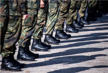 Soldaten der Bundeswehr stehen auf dem Appellplatz.